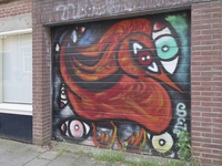 907098 Afbeelding van een graffitikunstwerk op de roldeur van een opslagplaats naast het pand Kievitstraat 1 (links) te ...